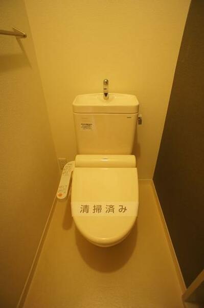 画像14:【トイレ】今や老若男女に人気アイテムの洗浄機能付暖房便座です！上部には空間を利用しトイレットペーパー