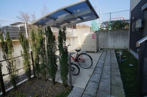 画像5:屋根つきの駐輪場があります。