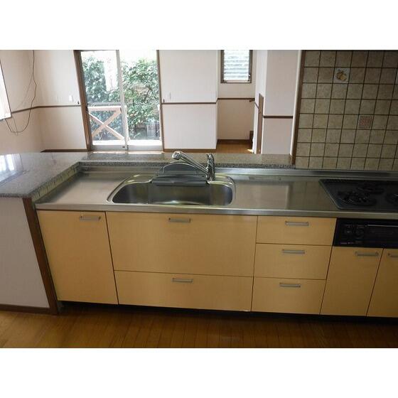 キッチン：広めのシステムキッチンで、お料理しやすいですよ。収納も充実しています。