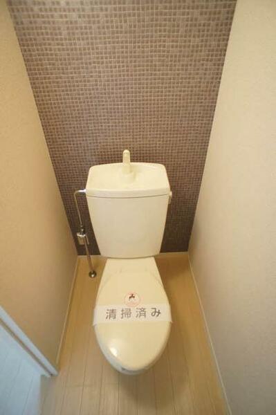 画像12:トイレの一部クロスにアクセントクロスを施しております。