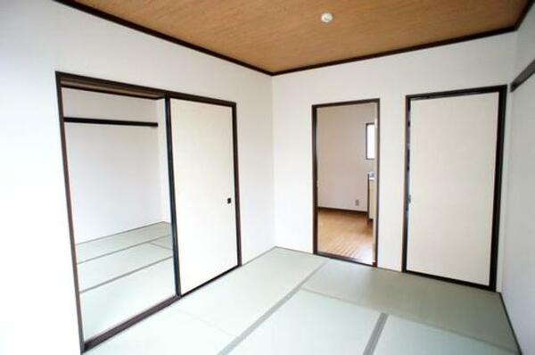 画像6:隣接する和室が襖で仕切られており、襖を開ければお部屋を広く使えます。