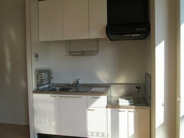 画像7:【キッチン】白い建具が清潔感溢れるキッチン♪水きり台や作業台、布巾掛けとして活用できる食洗器台を備え