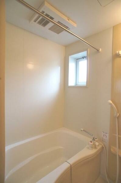 画像11:明りとりにもなる小窓が嬉しい浴室