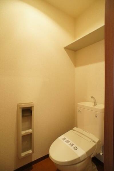 画像12:温水洗浄便座付きのトイレ