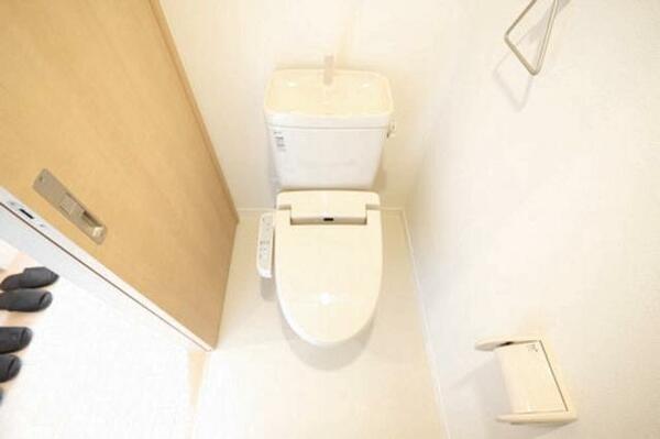 画像14:トイレ便座は暖房・洗浄機能付。ペーパーホルダーはもちろん、タオル掛けもございます。