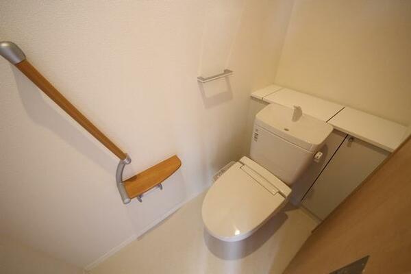 画像15:【トイレ】洗浄機能付き暖房便座が設置されています。