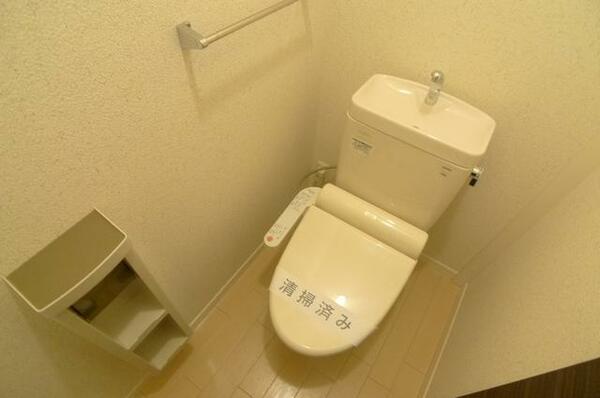 画像13:（※同タイプ別のお部屋の写真になります）【トイレ】トイレにはあると嬉しい暖房洗浄便座付き♪タオル掛け