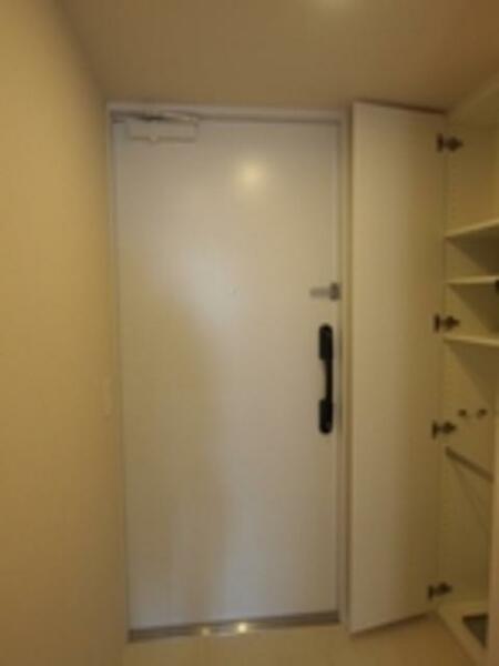 画像16:玄関クローゼットです。高さを変えられる棚が便利です。傘立てもあります。小物を飾れる棚もあります。