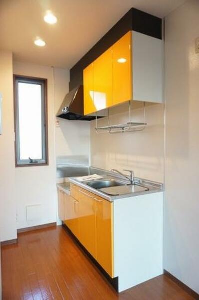 画像4:■キッチン■キッチンは、オレンジを基調にした色合い。吊り戸棚も付いて、収納力も○♪
