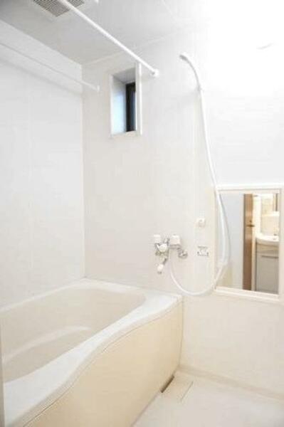 画像9:■浴室■１日の疲れを取るお風呂は白を基調とした清潔感ある浴室。沸かし直しができて経済的な追焚機能付☆