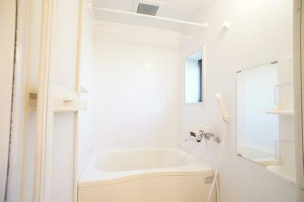 画像5:☆浴室☆追焚給湯付浴室です。小窓付きです♪物干しバーも設置