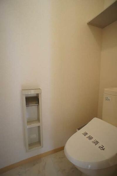 画像9:温水洗浄暖房便座付のトイレです！！上部には棚がついております！！