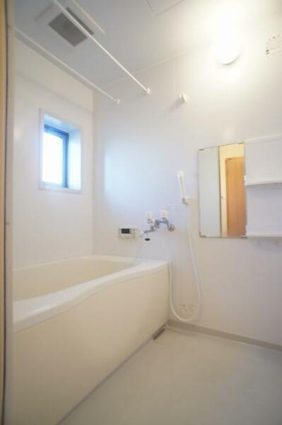 画像12:■浴室■１日の疲れを取るお風呂は白を基調とした清潔感ある浴室。沸かし直しができて経済的な追焚機能付き