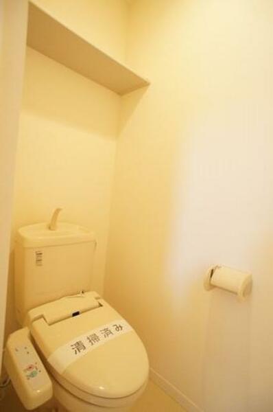 画像10:暖房洗浄便座機能付きトイレで冬でも暖か♪上部の棚は生活用品の整理に便利です♪