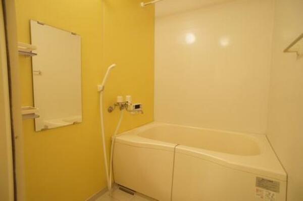 画像8:浴室はイエローのパネルがお洒落です。追焚給湯付きの浴室で寛ぎのひと時を♪