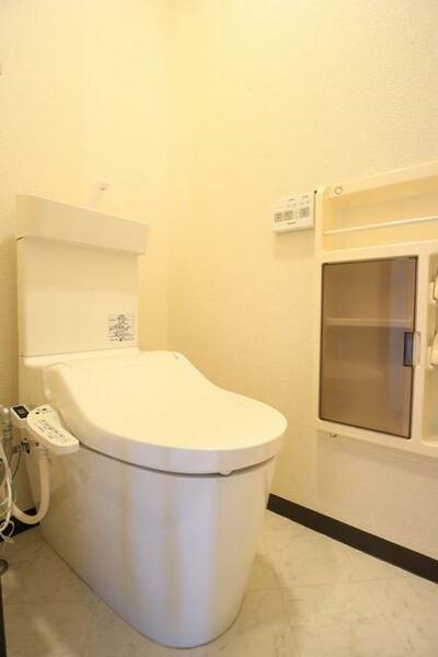 画像12:【トイレ・温水洗浄暖房便座】毎日使うものだからこそ、人に優しく、清潔な機能付便座です。