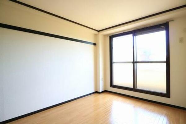 画像8:【Room①】北側の洋室。お部屋全体の雰囲気が伝わってきますね！ぜひ家具の配置などイメージしてみて下さい
