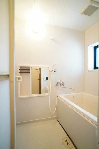画像9:【浴室】小さな小窓、ミラーがついている仕様になっております。