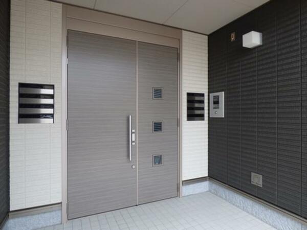 画像14:共用玄関は防犯に配慮したオートロックです。