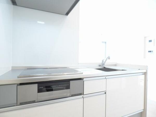 画像5:【台所】ホワイトカラーで爽やかな印象のなキッチン。IHクッキングヒーターでお手入れの手間も省けます。