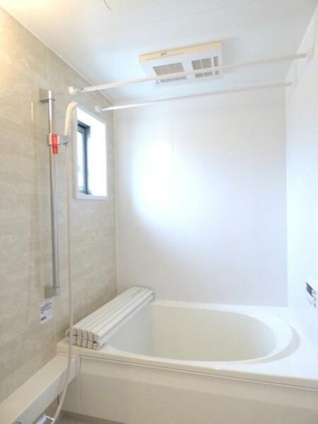 画像9:【浴室】一日の疲れもこちらでリフレッシュ♪小洒落た空間で安らぎのひとときを。