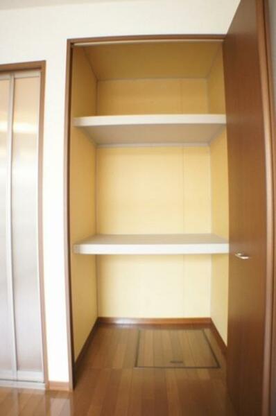 画像5:洋室には中段と枕棚がついた収納付き！収納するものを分けて収納できるので便利！