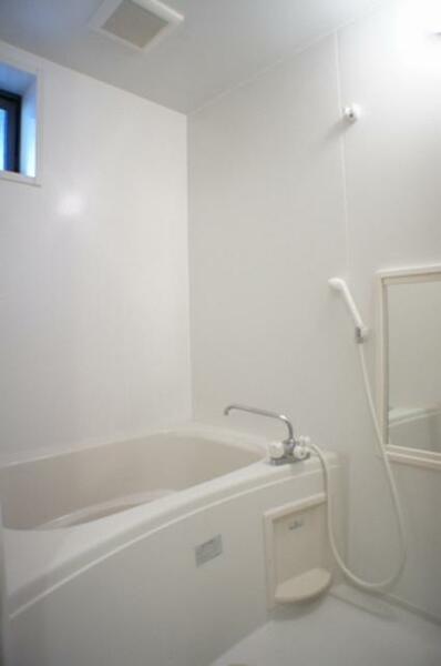 画像7:換気と採光を考慮した小窓付きの明るく、清潔感あるバスルーム♪明るい雰囲気の浴室は一日の疲れを癒やして
