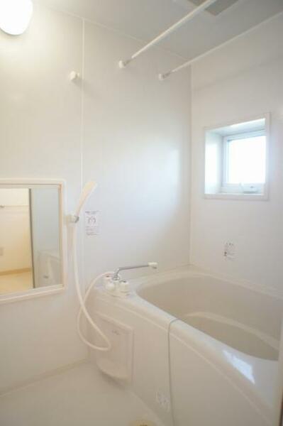 画像9:■浴室■１日の疲れを取るお風呂は白を基調とした清潔感ある浴室。沸かし直しができて経済的な追焚機能付き