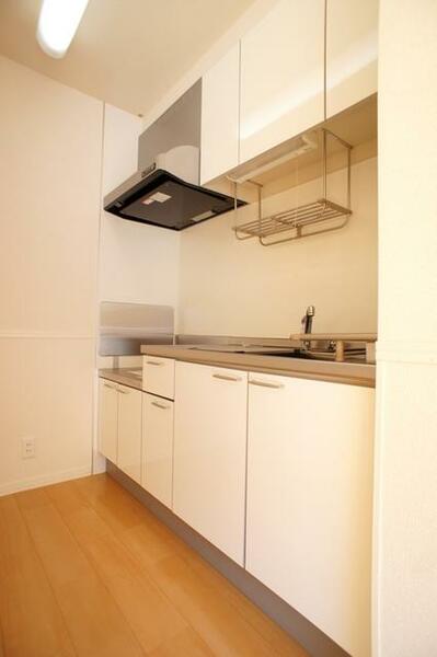 画像6:明るい色の建具を使用した清潔感のあるキッチンです！