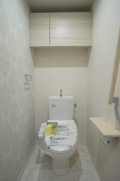 画像15:【トイレ】温水洗浄機能付便座を採用。収納棚もあるので使い勝手の良いトイレです。