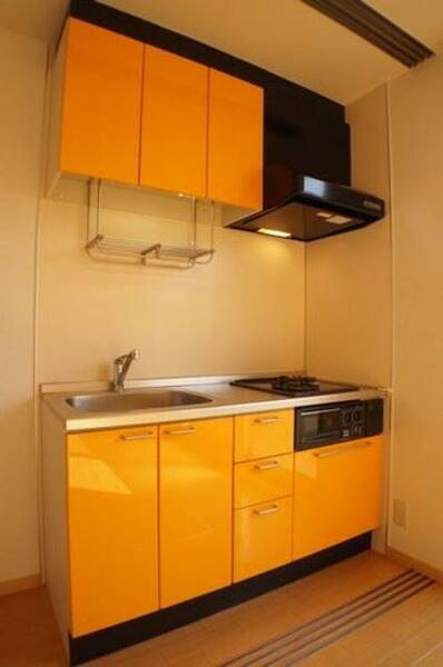 画像4:流し台キッチンセットは上下収納として使えるセパレートタイプです。加熱機器はビルトインコンロ２口です。