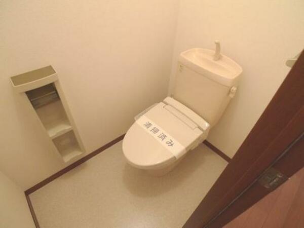 画像16:【トイレ】トイレには洗浄機能付き便座を設置！！　ツールボックスやタオルハンガーを設置しております♪