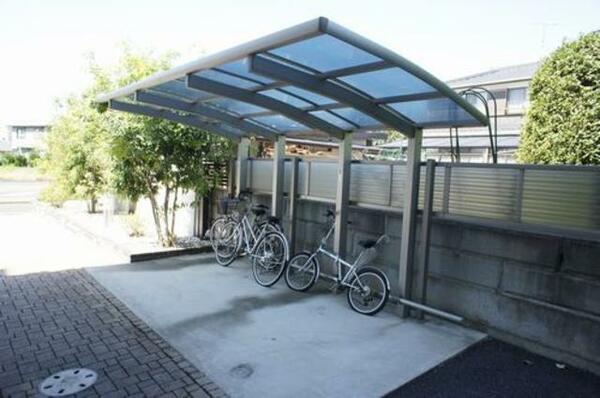 画像6:自転車置き場は屋根付き。