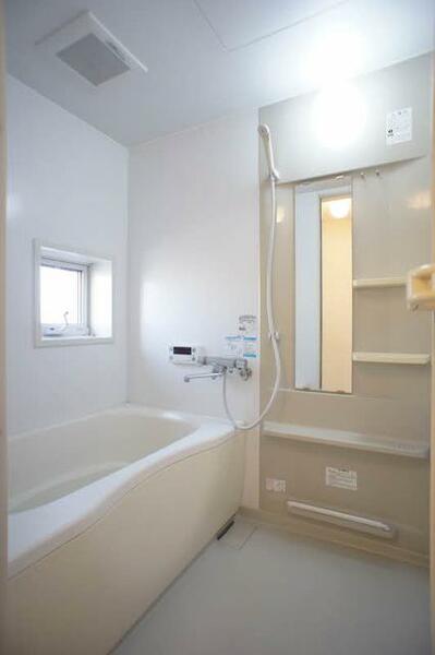 画像10:【浴室】換気と採光を考慮した小窓付きの明るく、清潔感あるバスルーム♪明るい雰囲気の浴室は一日の疲れを