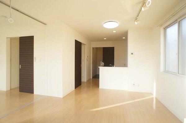 画像8:【ＬＤＫ】11.7帖のＬＤＫは明るい色の床材・建具とあいまって、快適なコミュニケーション空間です♪居室照