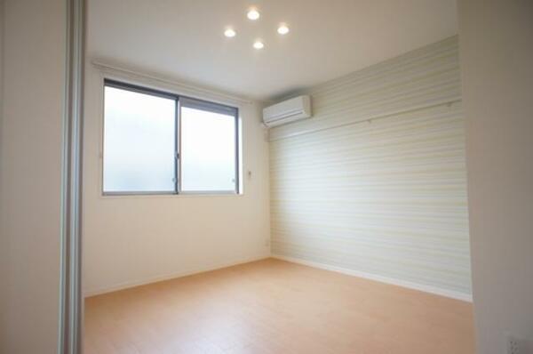 画像6:■洋室■こちらのお部屋もダウンライト照明とエアコン付き。寝室を快適な空間に。