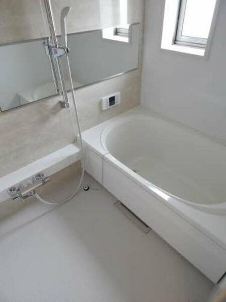 画像14:清潔感溢れる爽やかな浴室は追い焚き機能がついており、快適な入浴タイムが過ごせます。
