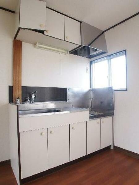 画像5:■キッチン■　上下に棚があり収納力のあるキッチンです。