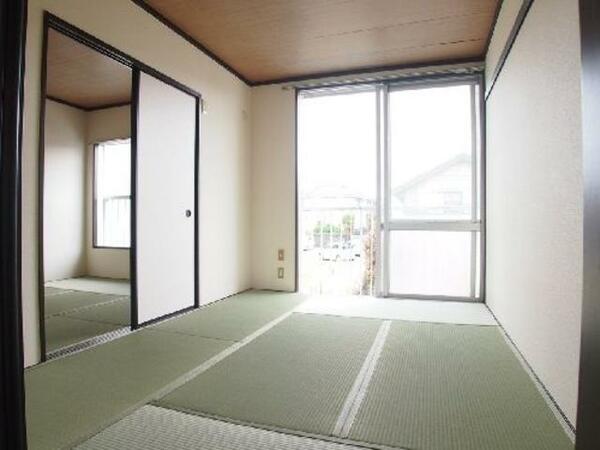 画像6:■和室■　5.4畳の和室です。南側の窓から光が差し込みます。