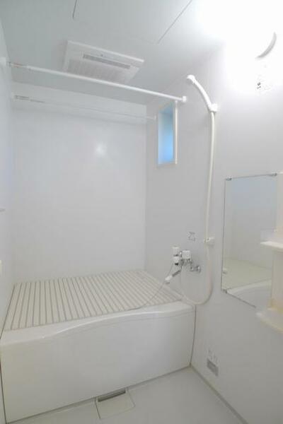 画像13:白を基調とした浴室暖房乾燥機付きの浴室です！