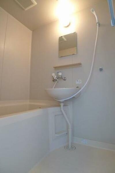 画像11:【浴室】浴室は洗面器付のバスタブです☆浴室で洗面スペースを確保しているため水回りを一まとめにできてコ