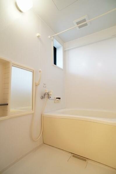 画像13:◆浴室◆収納棚・ミラー付き！白を基調とした清潔感なるデザインになっていて、一日の疲れを癒してくれる浴