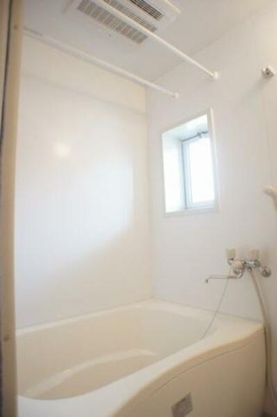 画像10:■浴室■　換気と採光を考慮した小窓があって明るく清潔感あるバスルームは、沸かし直しができる追焚給湯機