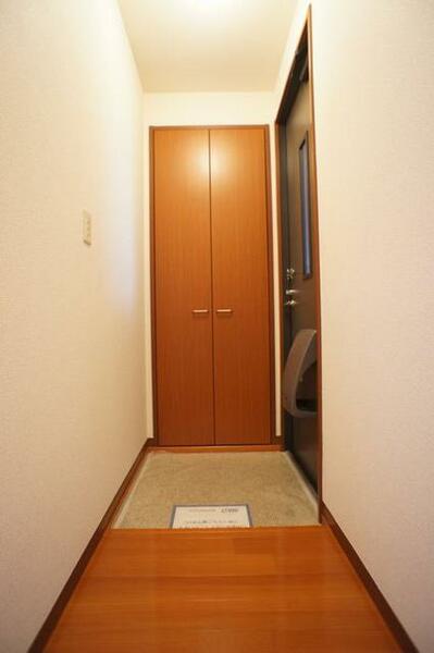画像12:しっかりと玄関ホールを設けた間取りです。正面の木目調扉が下足箱で収納量も豊富。