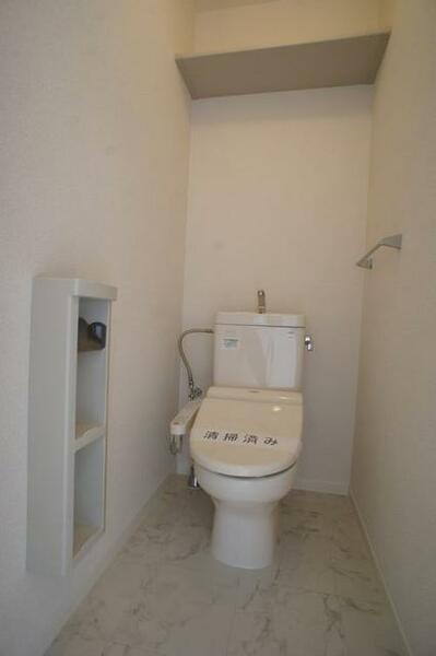 画像9:【トイレ】今や老若男女に必須アイテムの洗浄機能付暖房便座です！上部には空間を利用しトイレットペーパー