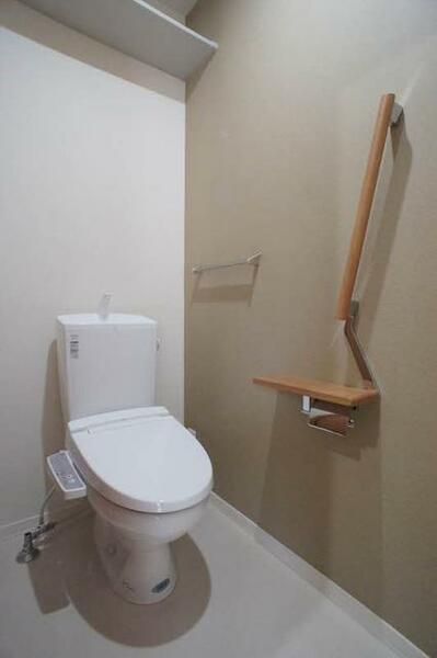 画像10:【トイレ】定番設備になってきた『暖房洗浄機能便座』が設置されたトイレです！ペーパーホルダー上の天板は