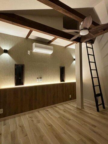 ホテルのような寝室、壁一面に施された調光機能のバーライト