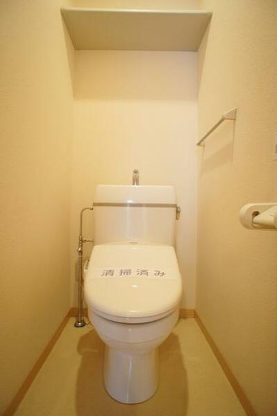 画像14:○温水洗浄暖房機能付きトイレ○　便利な多機能トイレです！上の棚は日用品置き場にどうぞ。快適なひと時を