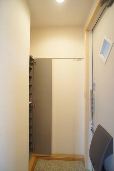 画像15:○小さなスペースも有効活用○　玄関はこんな感じです。縦長のシューズボックスは棚を動かしてブーツも収納