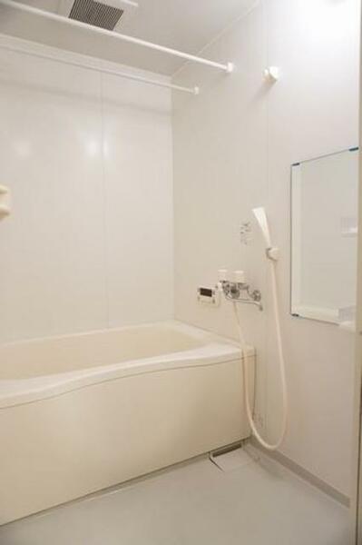 画像12:■浴室■白を基調とした浴室。追焚給湯付でお湯の有効活用♪湯量調整や温度の調整もボタンひとつです♪物干